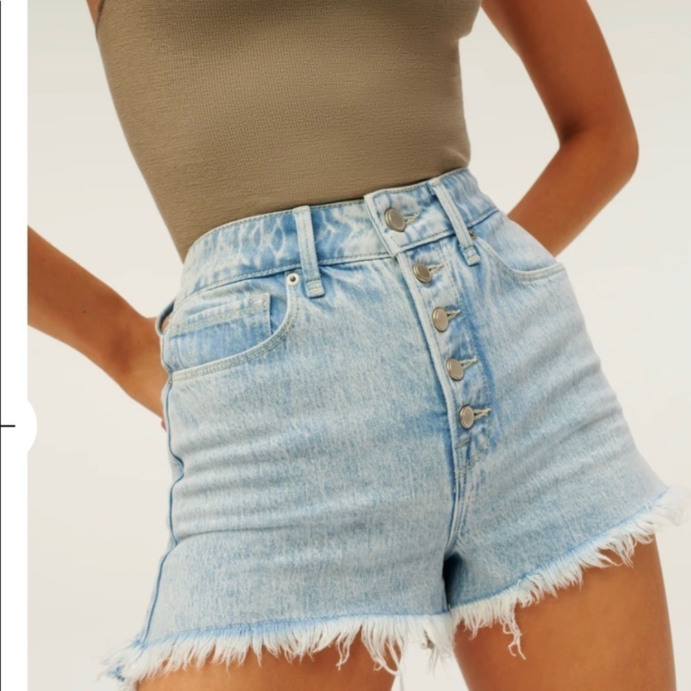Good American bombshell jean shorts exposed button NWT